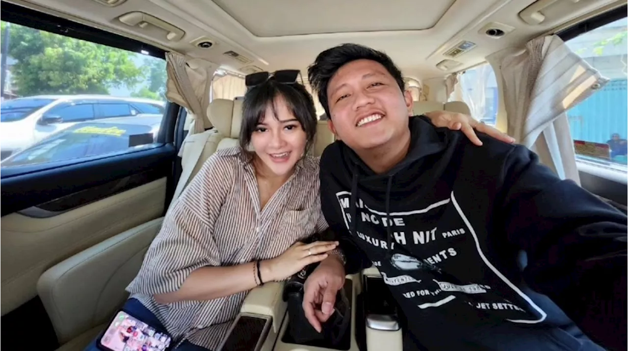 Kelakuan Nyeleneh Denny Caknan di Dalam Toyota Alphard Bikin Bella Bonita Geleng-geleng