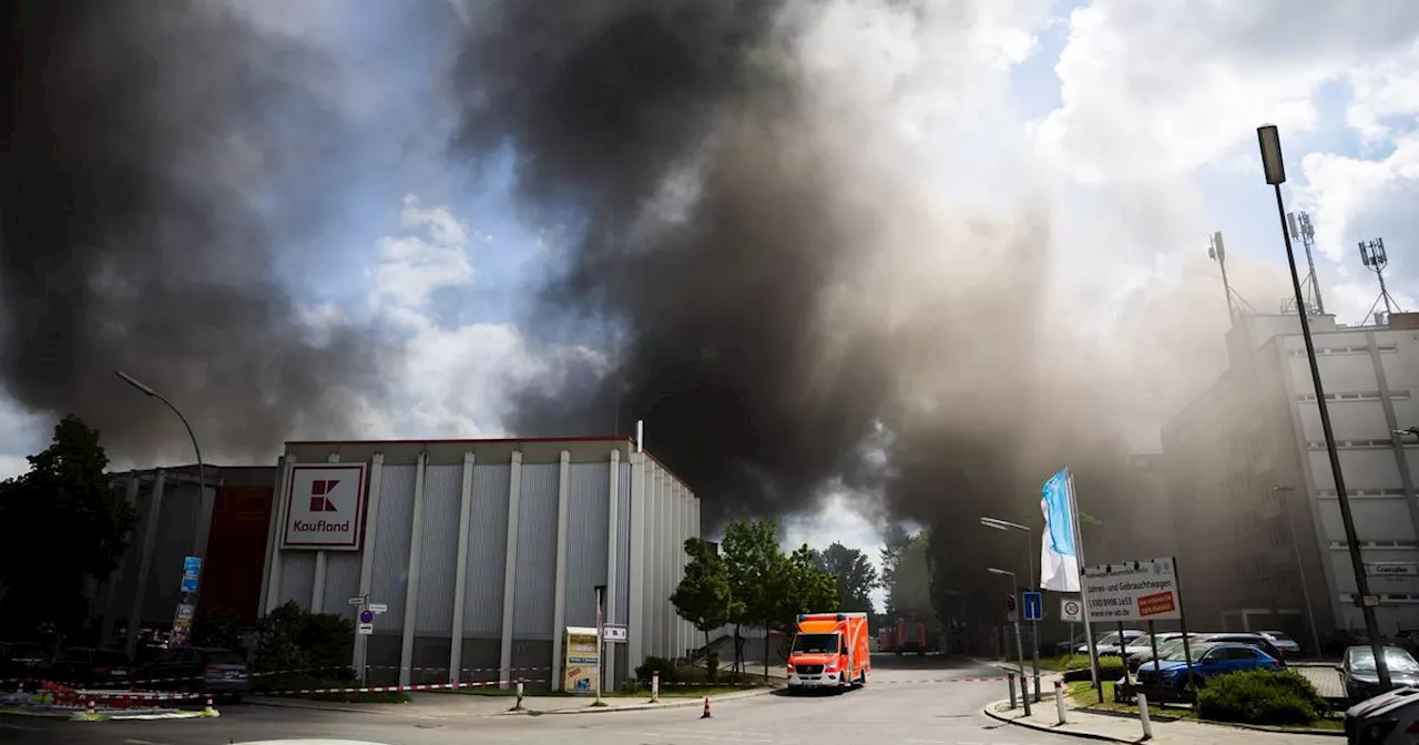 Rauchwolke durch Großbrand über Berlin - Anwohner gewarnt