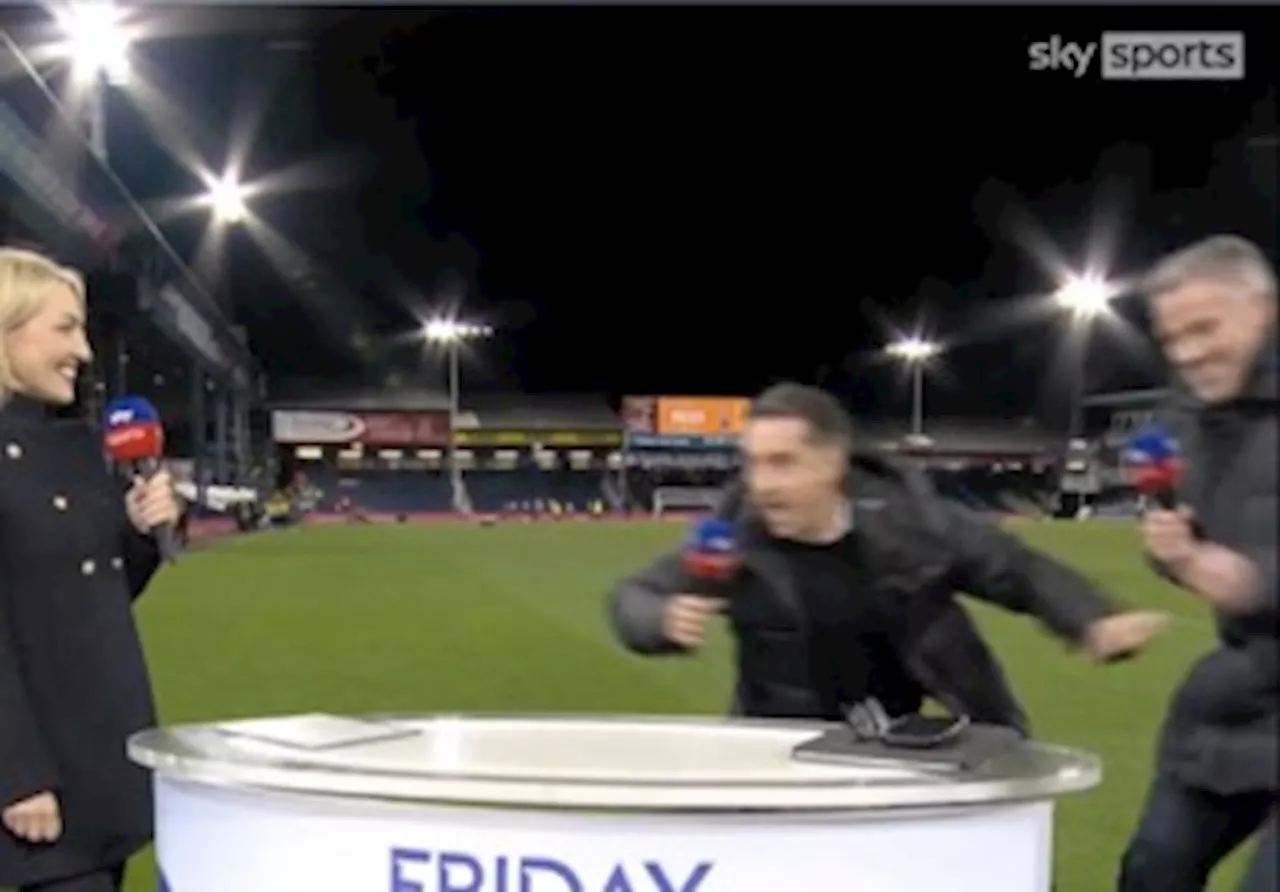 – Gary Neville hilariously shoves Jamie Carragher to make point about Everton penalty...