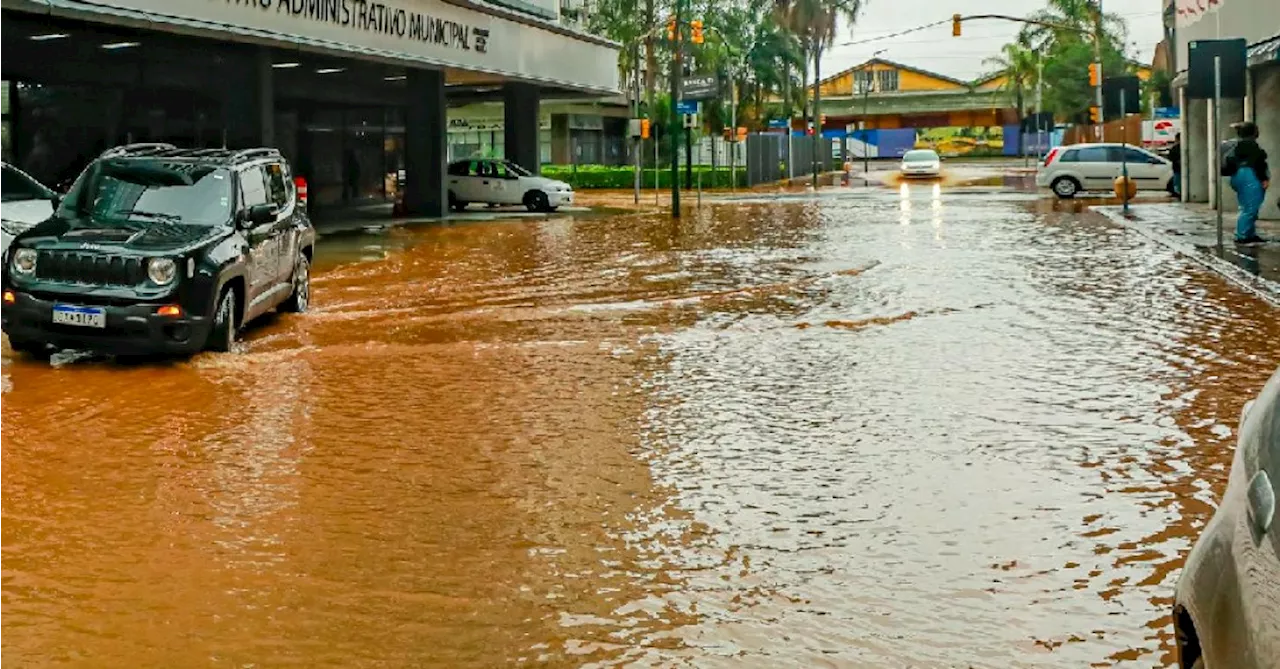 Guaíba inunda ruas, e prefeitura esvazia Centro Histórico de Porto Alegre