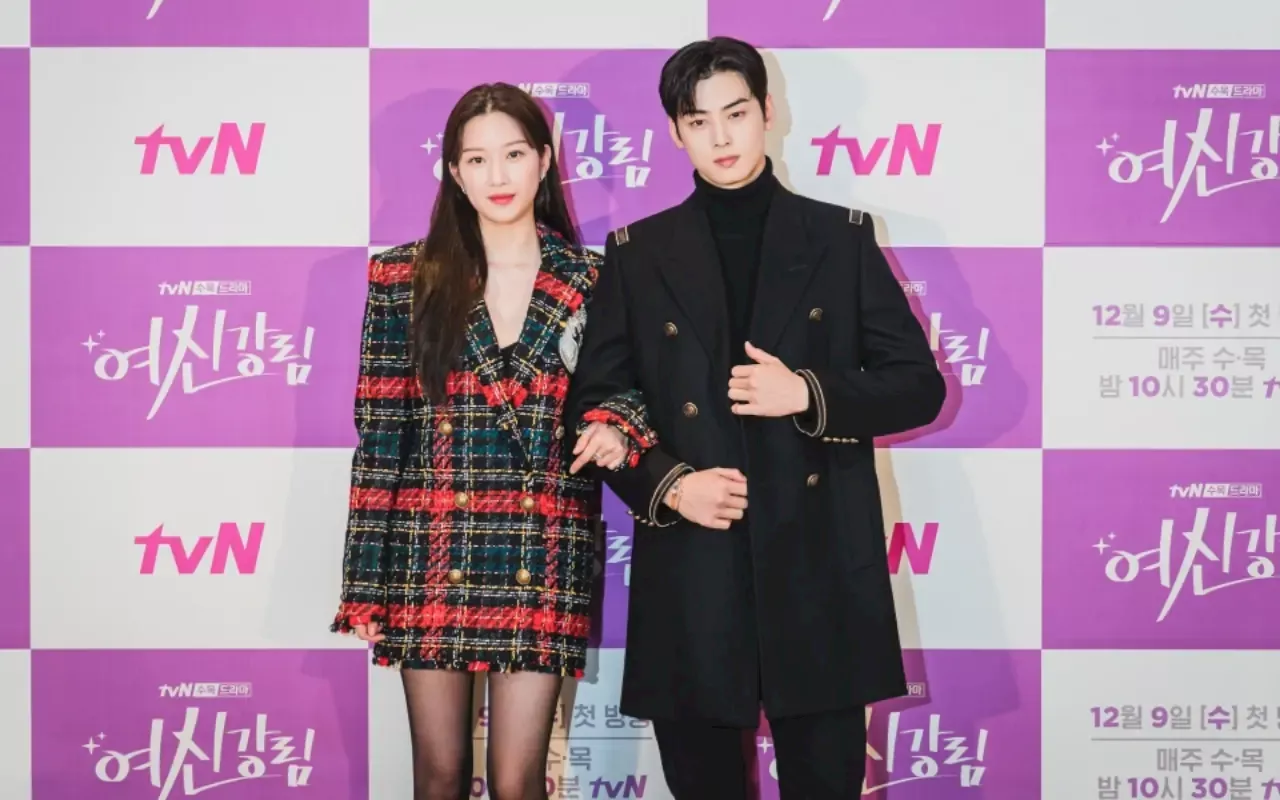 Chemistry Visual Cha Eunwoo dan Moon Ga Young saat Reuni di Event Asuransi Curi Fokus