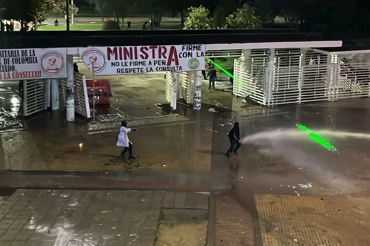 Intentaron incendiarnos: vigilante agredido por encapuchados en la Universidad Nacional