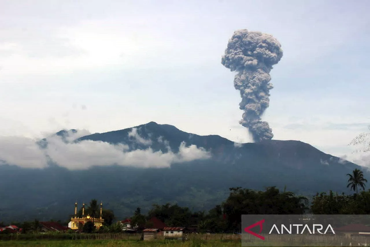 Gunung Marapi kembali erupsi Kamis siang, lontarkan abu setinggi 2 km