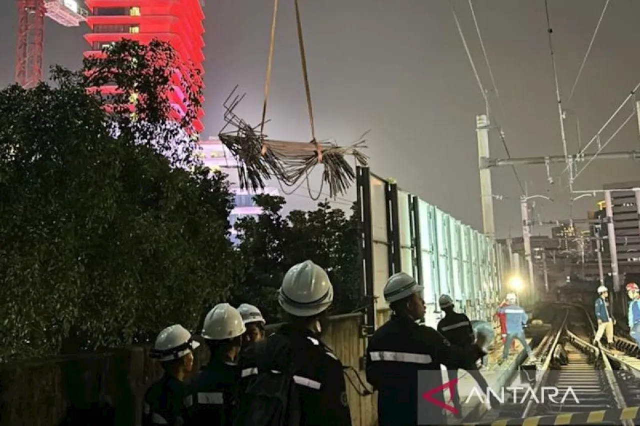 Polisi sebut besi crane jatuh sempat mengenai bagian depan kereta MRT