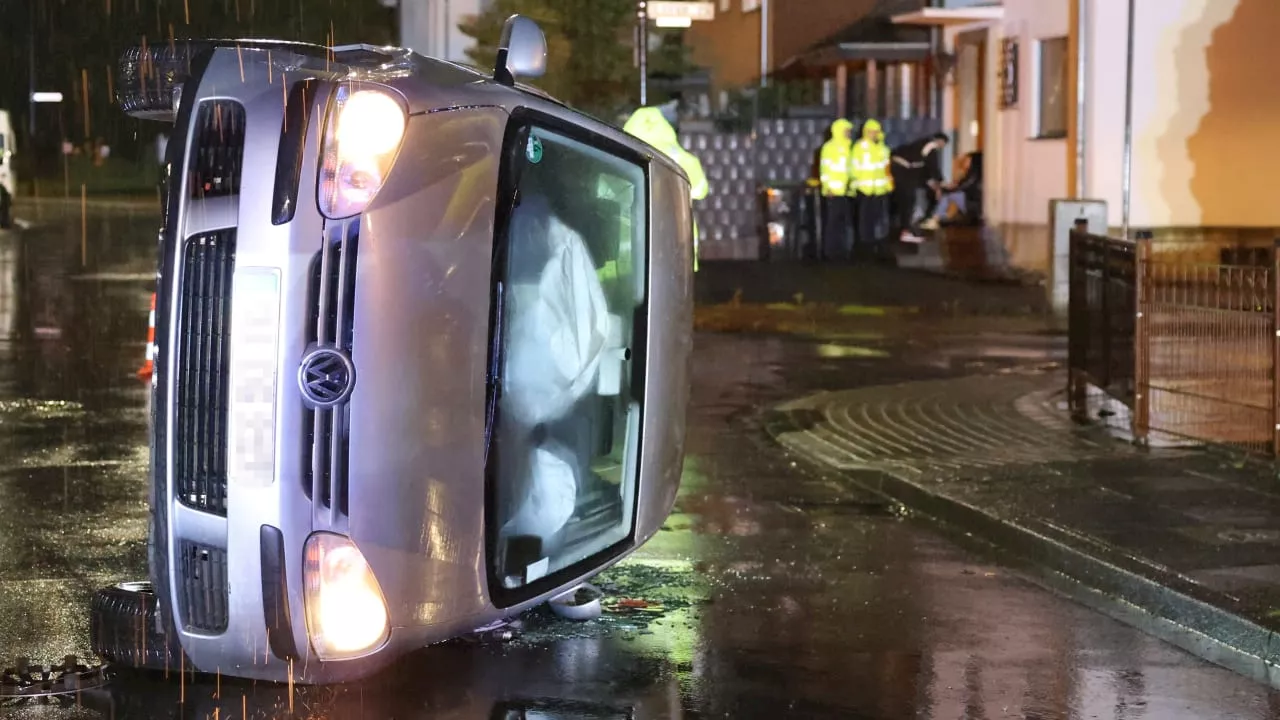 Troisdorf: Betrunkene rammt zwei Autos und landet auf der Seite