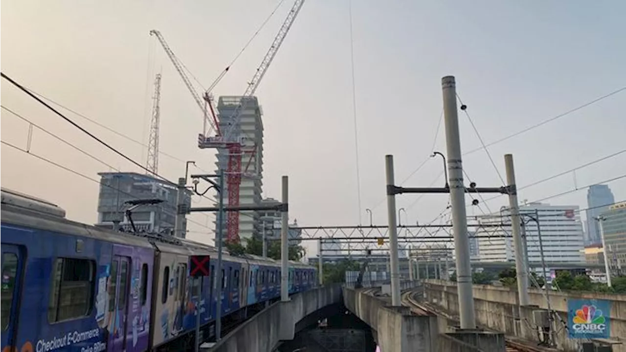 Breaking! Besi Crane Jatuh di Jalur MRT, Layanan Setop Sementara