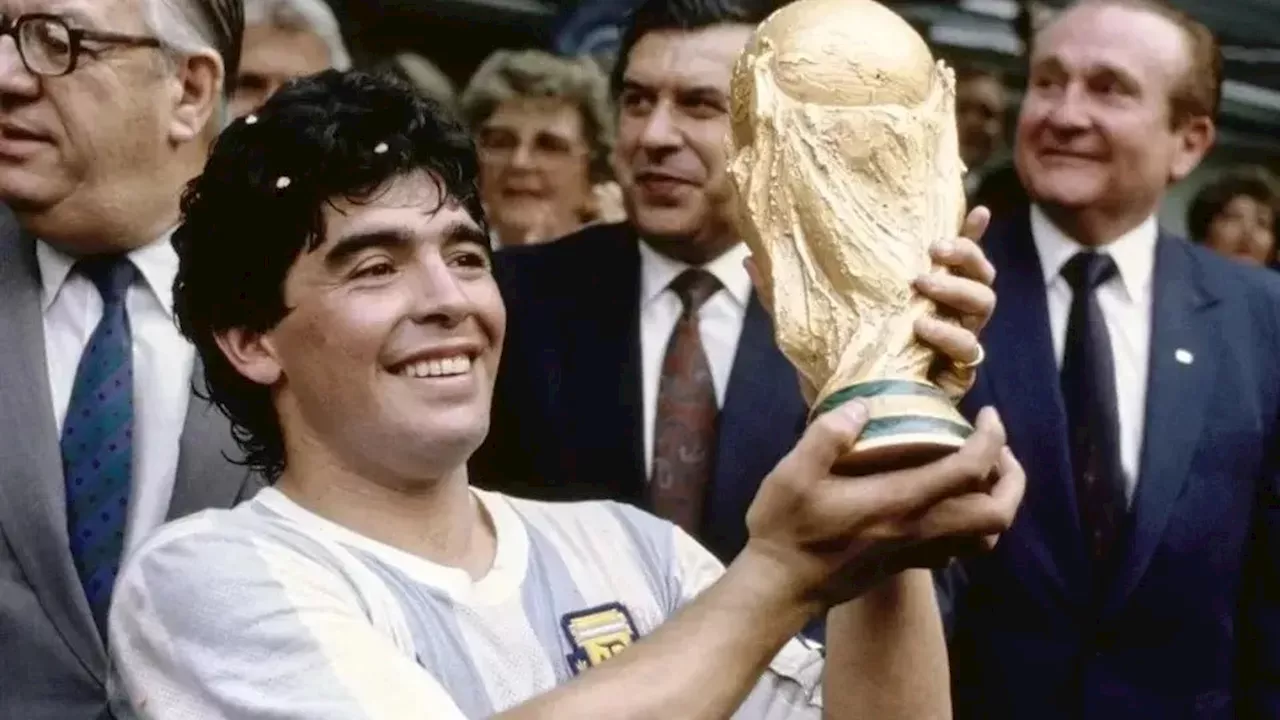 Herdeiros de Maradona perdem processo e Bola de Ouro de 1986 será leiloada