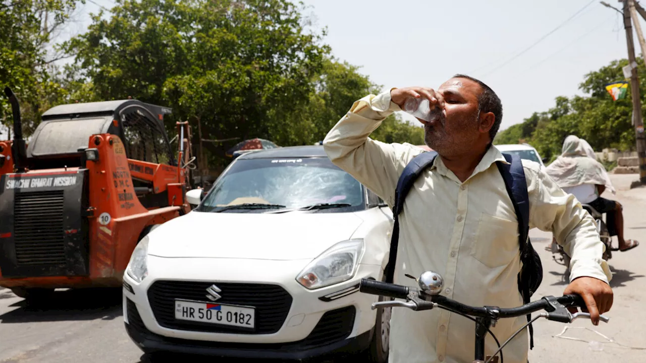 Lokale i Indien tilbyder vand på farten under hedebølgen: Man kan risikere 'væsketab på mange liter'