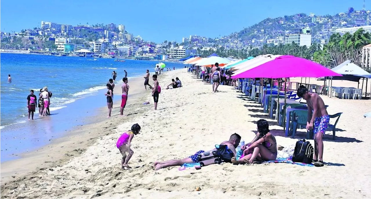 Rescatan a 9 turistas tras ser arrastrados por fuertes corrientes en playas de Sinaloa