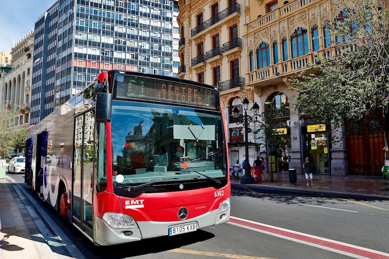 Una mujer da a luz a un bebé en un autobús de la EMT de Valencia en un parto asistido por el padre