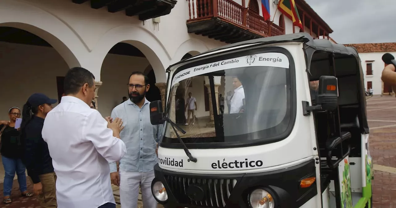 El ministro de Minas y Energía entrega primer motocarro eléctrico en Cartagena