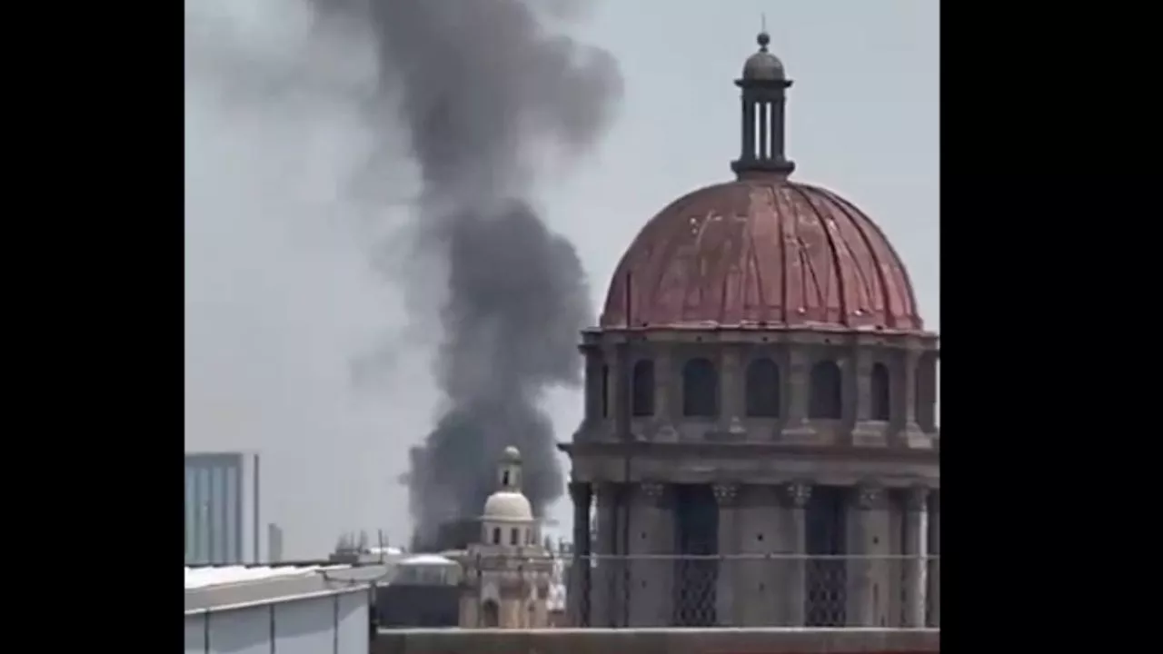 VIDEO: Fuerte incendio consume centro comercial en Centro Histórico