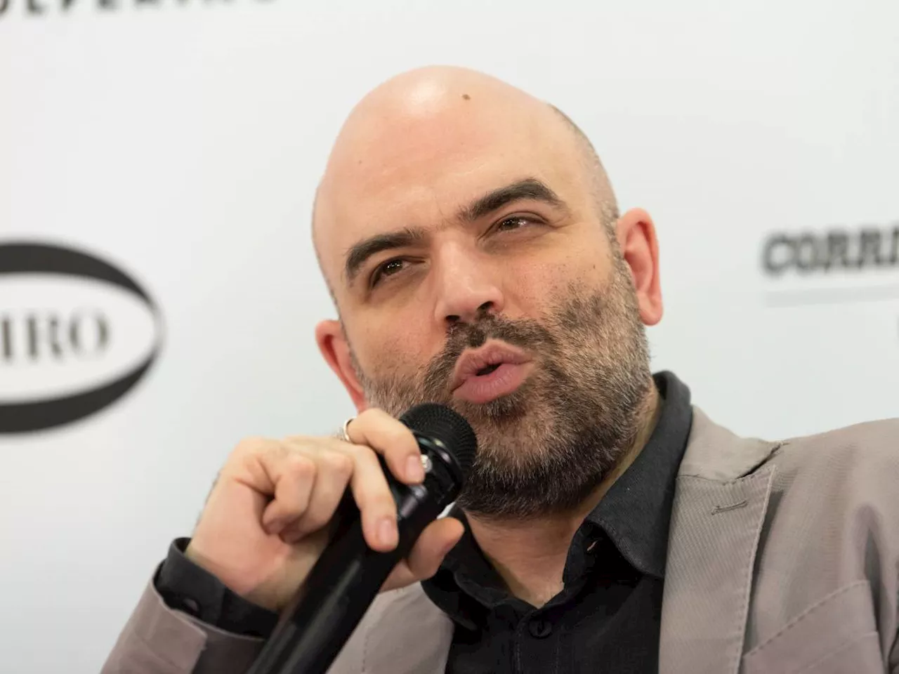 Saviano inserito in Costituzione, c'è stronzo e stronzo e Cruciani: quindi, oggi...