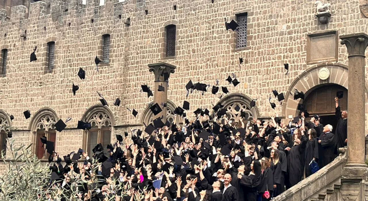 Tocco e toga per gli studenti Unitus a piazza San Lorenzo per ricevere i diplomi di laurea dell'anno accademic
