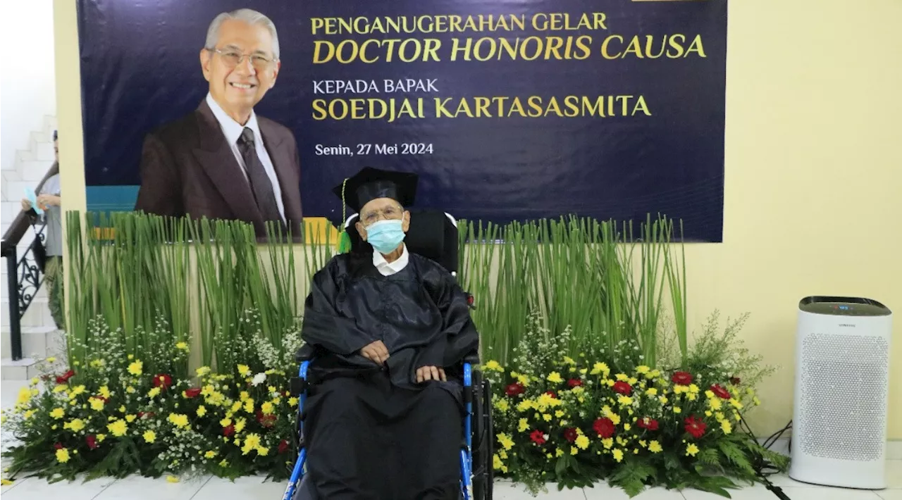 Soedjai Kartasasmita Terima Penghargaan Doktor Honoris Causa