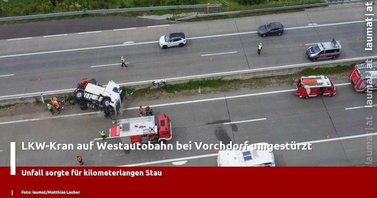 LKW-Kran auf Westautobahn bei Vorchdorf umgestürzt