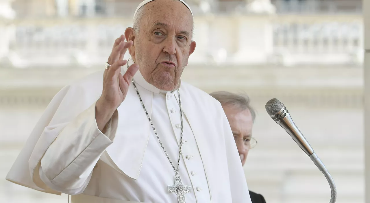 Papa Francesco a porte chiuse: «Il chiacchiericcio è roba da donne. Noi abbiamo i pantaloni, dobbiamo dire le