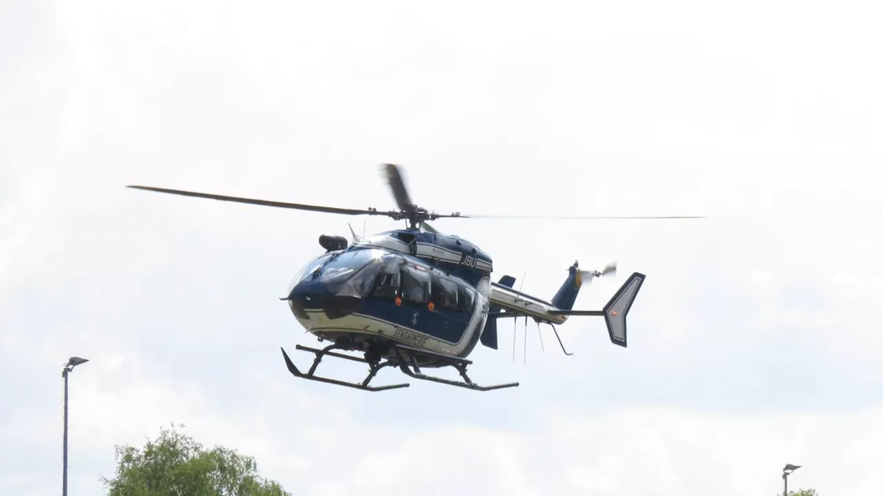 Paris : un hélicoptère vole sous la tour Eiffel pour une opération de préparation aux JO