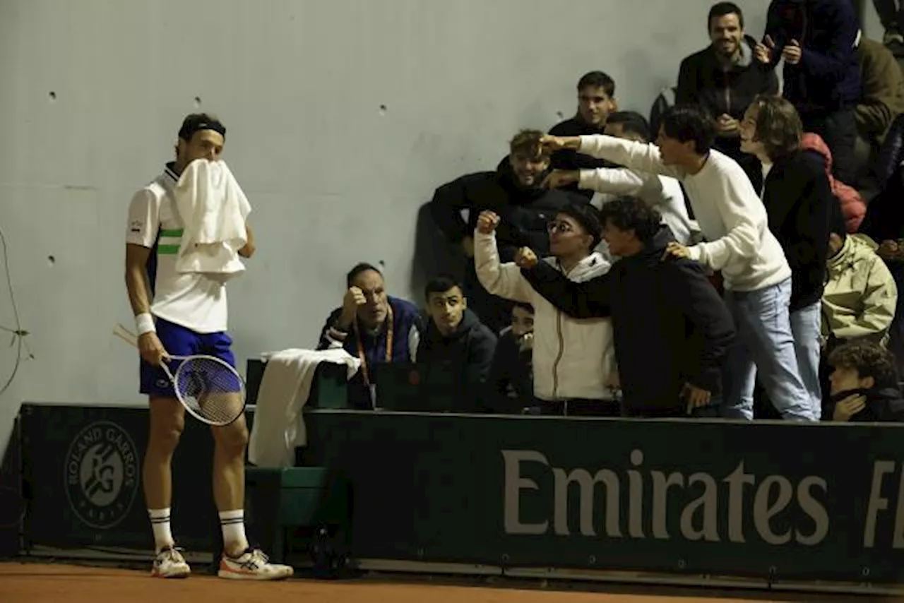 Arthur Rinderknech se blesse sur un geste de frustration et abandonne au 2e tour de Roland-Garros