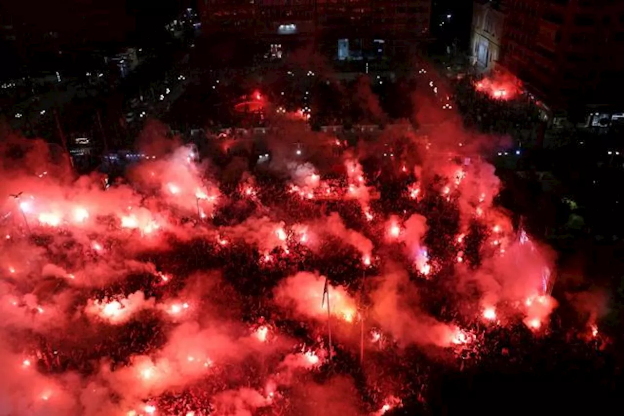 Scènes de liesse à Athènes après le sacre de l'Olympiakos en Ligue Europa Conférence