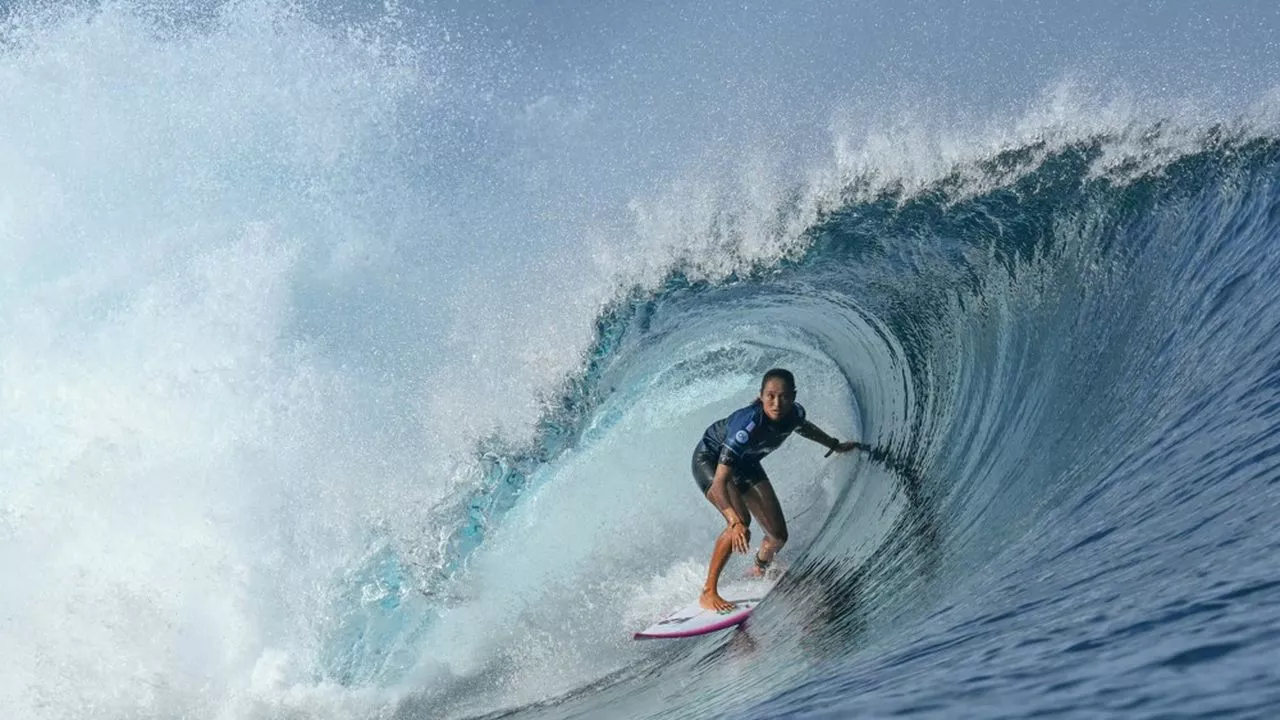 Tahiti Pro : Vahine Fierro, la première surfeuse française à vaincre la vague légendaire Teahupo'o