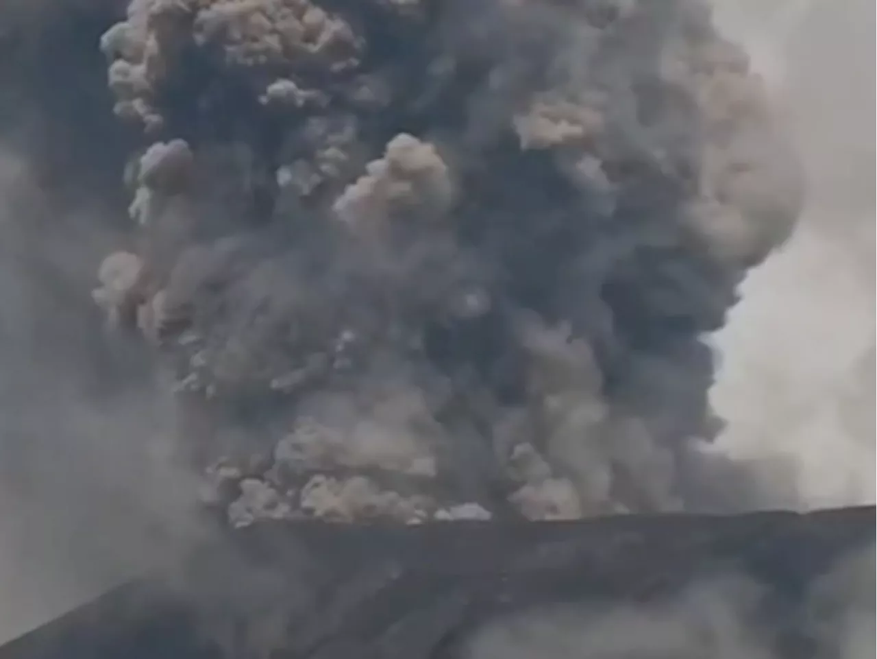 Gunung Marapi Erupsi, BNPB Imbau Masyarakat Sekitar untuk Waspada