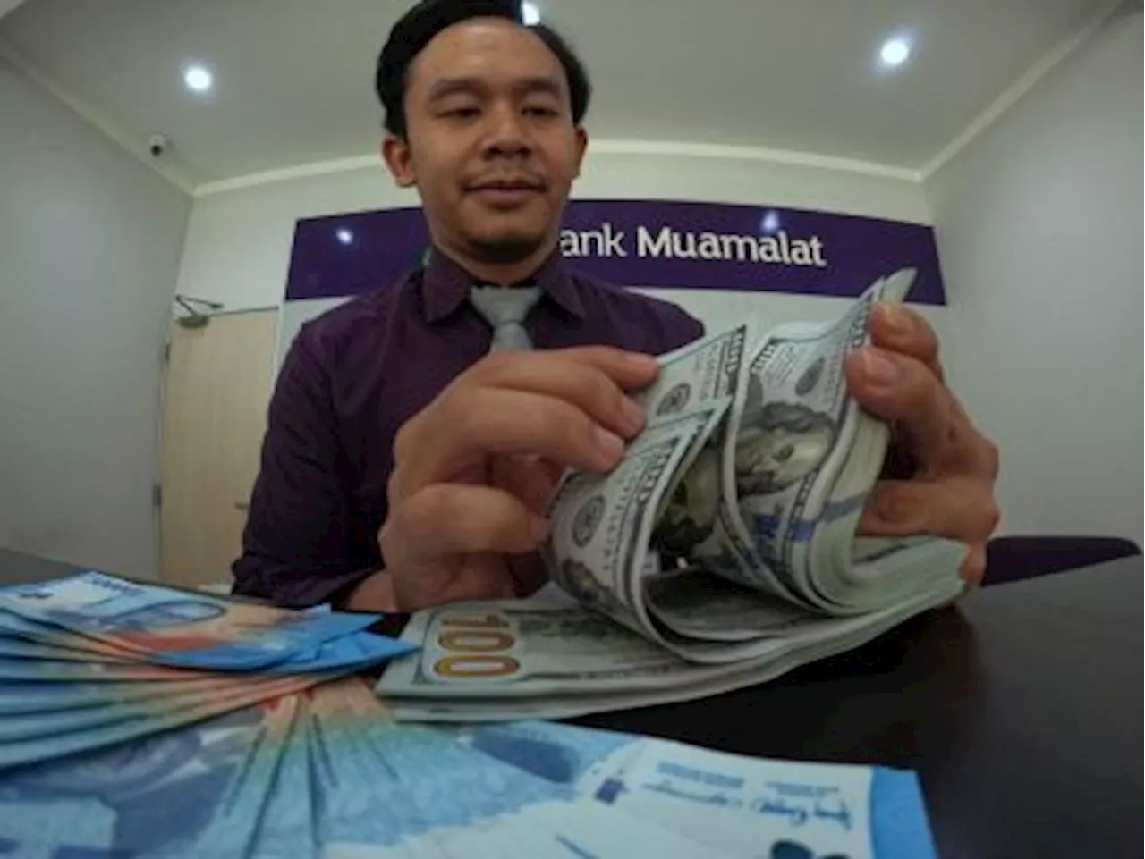 Nilai Tukar Rupiah Terhadap Dolar Amerika Serikat AS Melemah Cukup Dalam