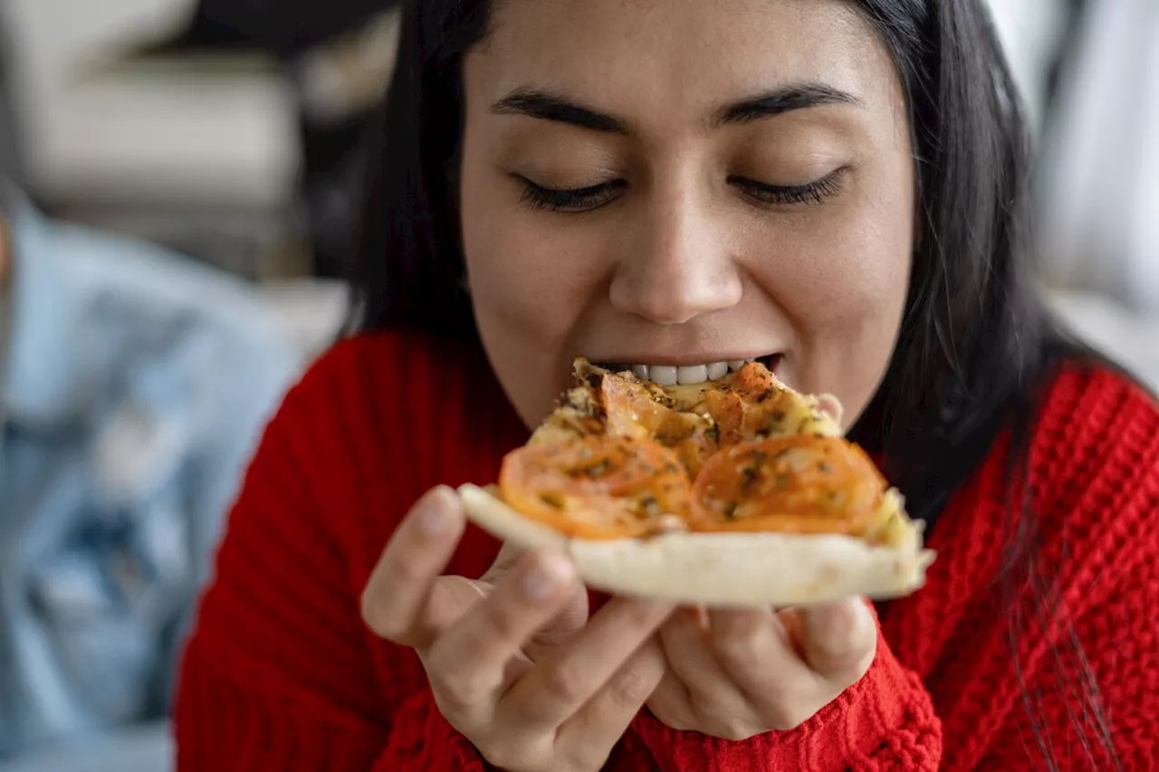 Pizza: quante calorie contiene e come godersela se siamo a dieta