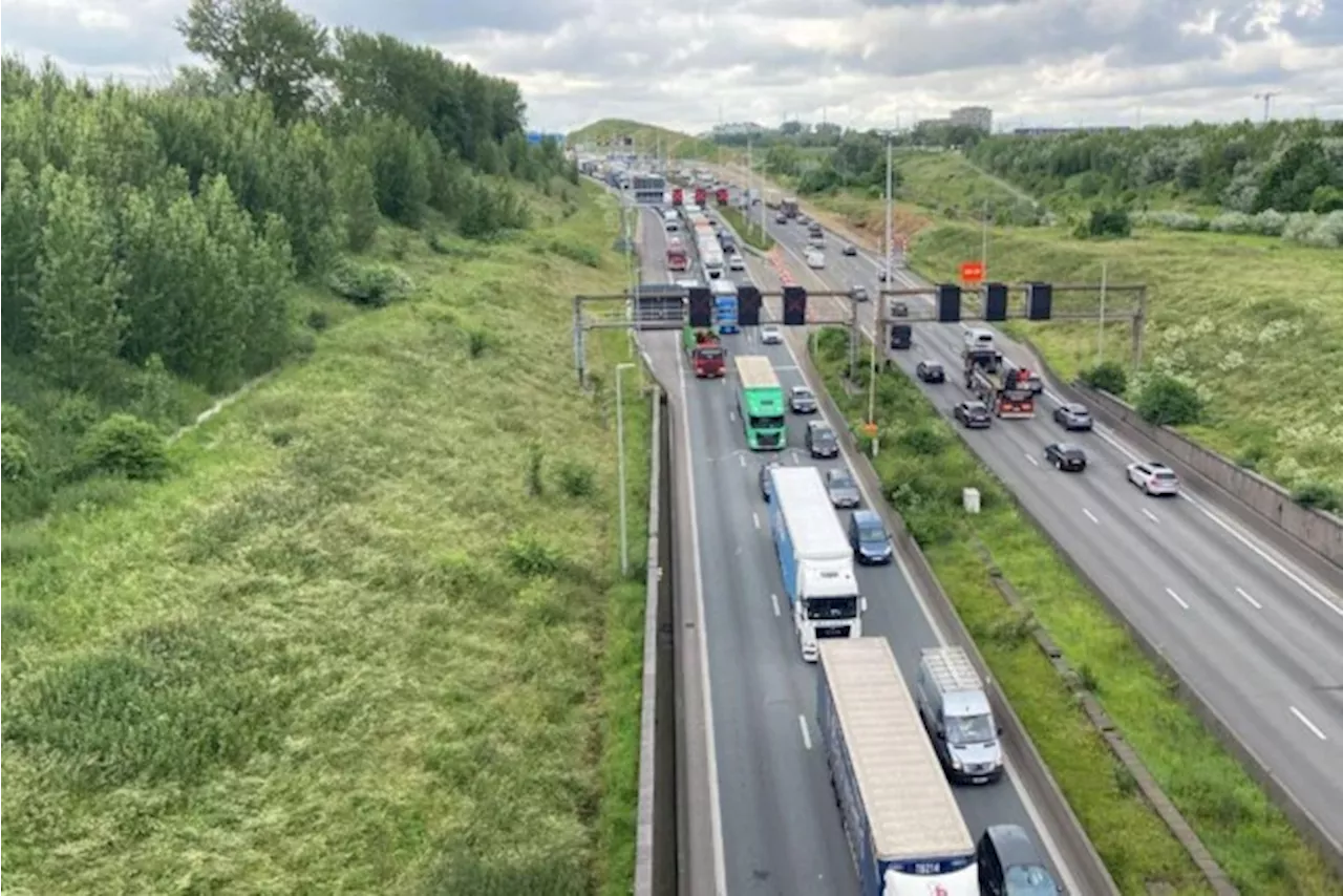 Kennedytunnel richting Nederland deels heropend, maar hinder blijft groot nadat defecte wagen voor rookontwikk