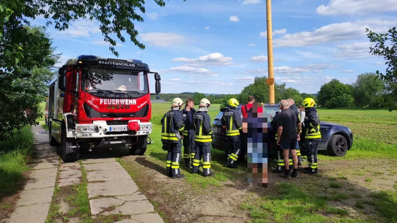 Eingesperrt: Feuerwehr Pfaffenschlag befreite Kleinkind aus Auto