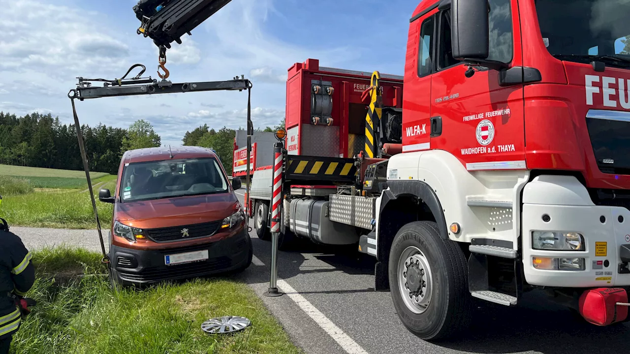 Pkw blieb auf Feldzufahrt hängen: Feuerwehr Waidhofen musste ausrücken