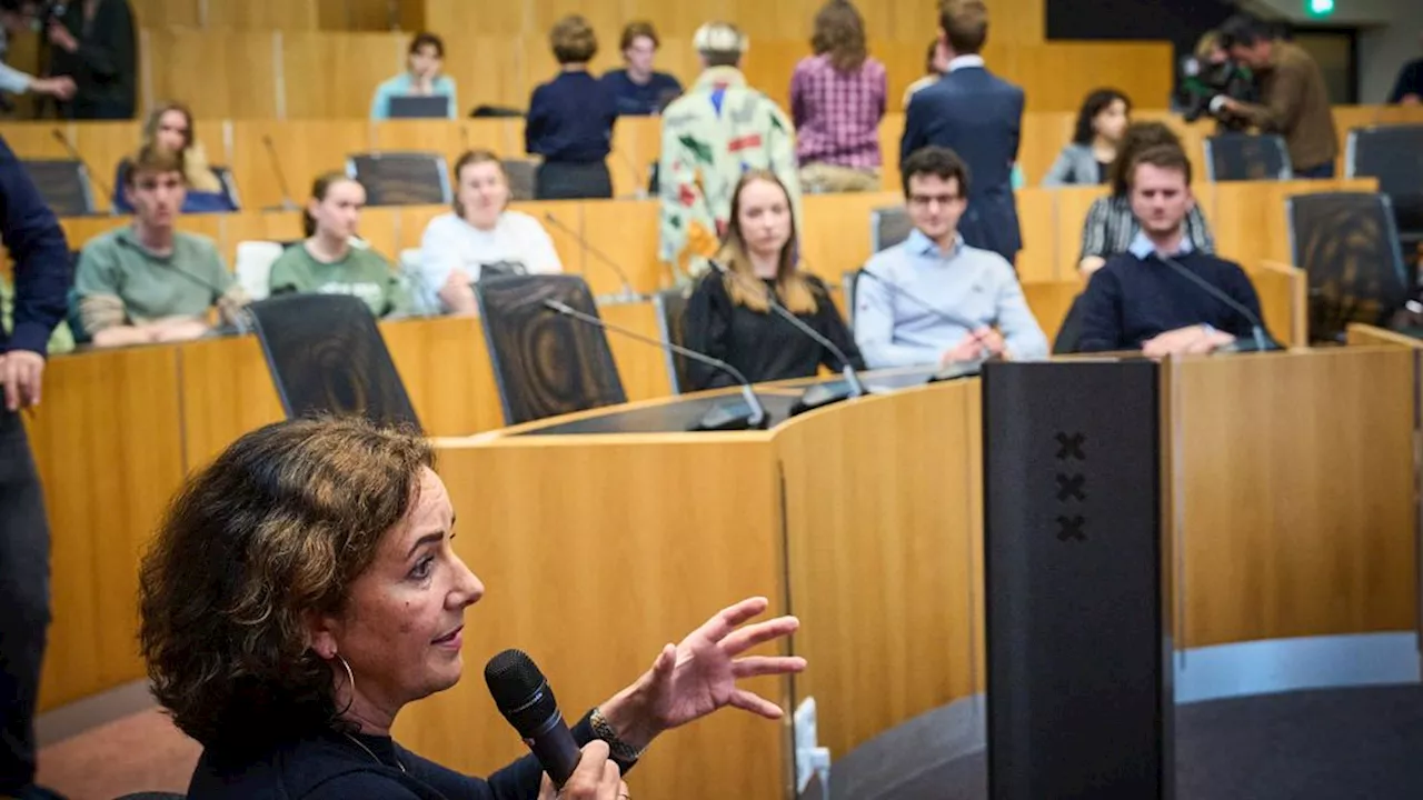 Burgemeester Halsema ondanks verstoringen in gesprek met UvA-demonstranten