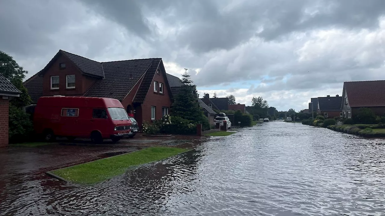 Niedersachsen & Bremen: Straßen nach Starkregen in Norden unter Wasser