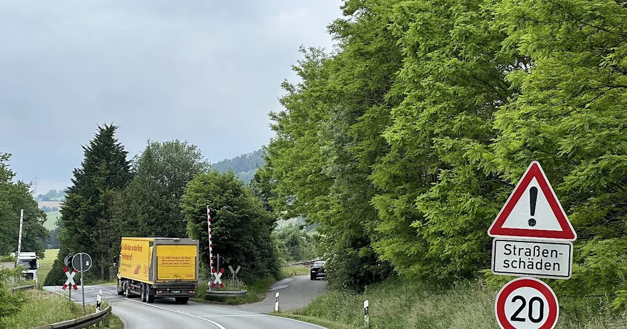 Schleichen auf der B64: Warum bei einem Höxteraner Ort derzeit nur Tempo 20 gilt