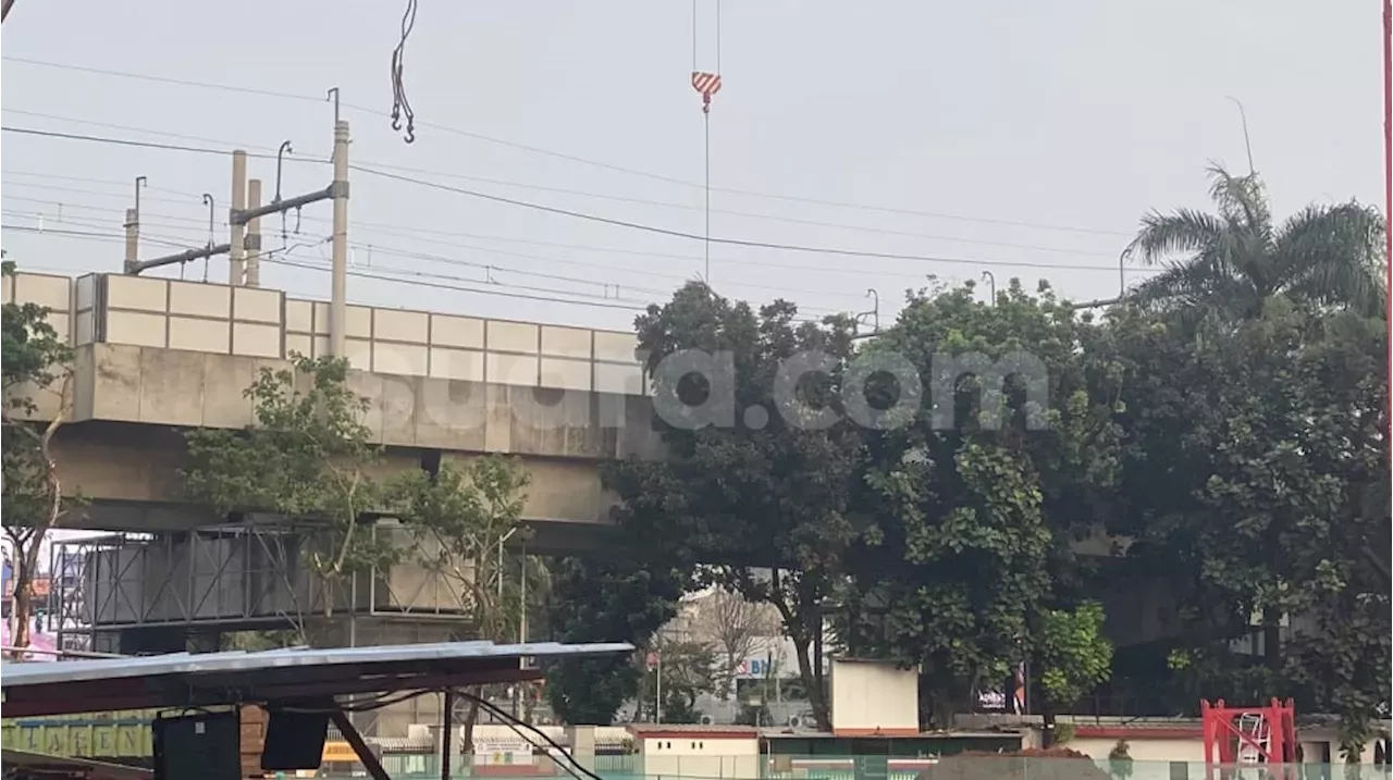 Crane Jatuh: Tak Cuma Tutupi Jalur, Crane Yang Jatuh Di Depan Kejagung ...