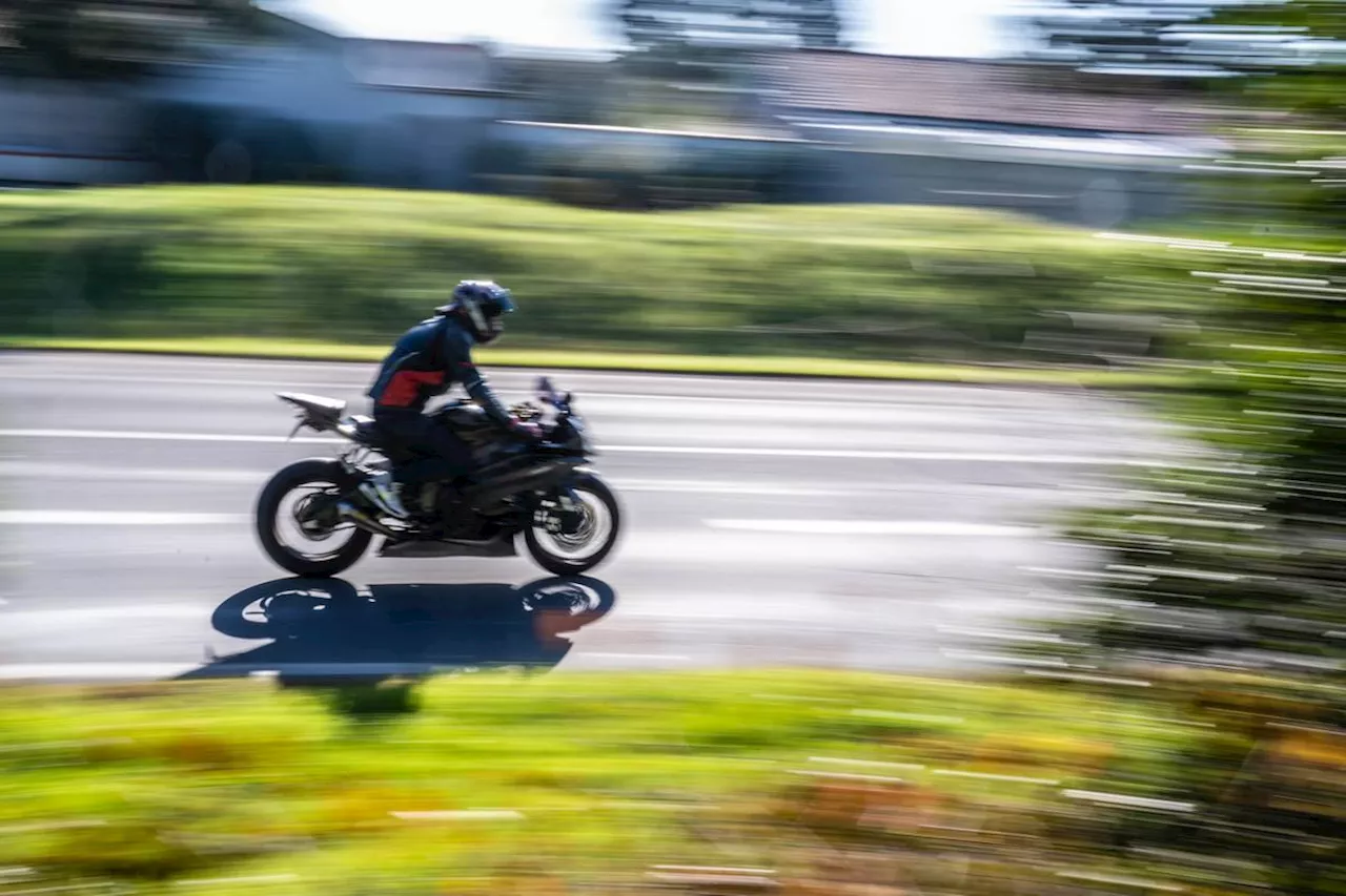 Charente-Maritime : un motard grièvement blessé en percutant un tracteur