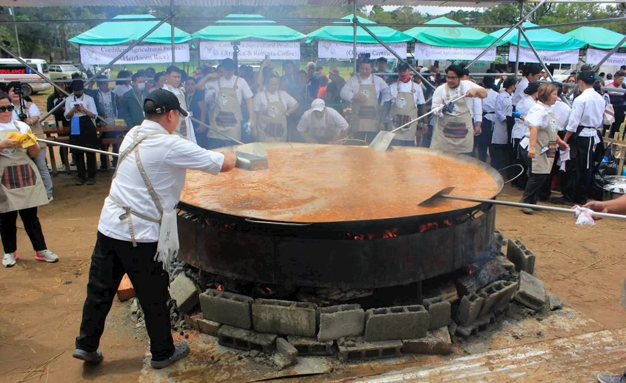 1,000 feast on giant 'Paella ala Cordillera'