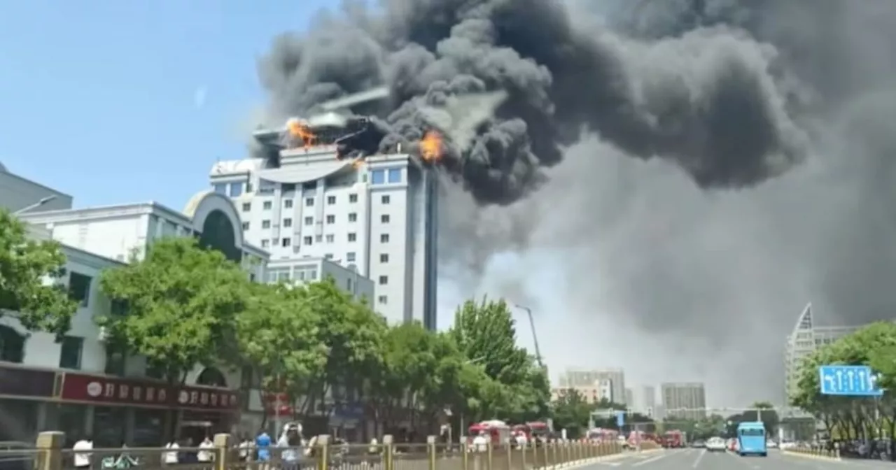 Video| Voraz incendio consume el edificio de transporte en Baoding una provincia China.