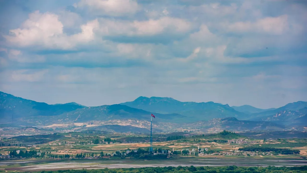 La Corea del Nord manda palloncini pieni di rifiuti di ogni genere al Sud