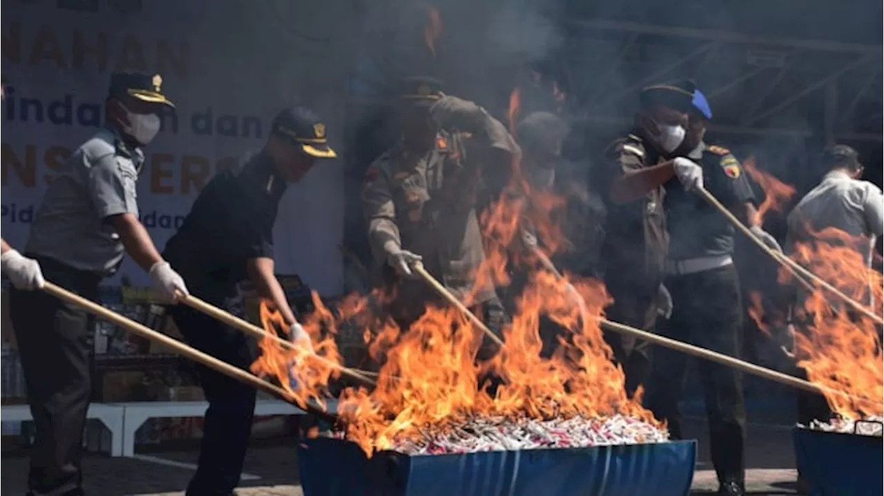 Bea Cukai Madiun Musnahkan Jutaan Batang Rokok dan Miras Ilegal Senlai Rp1 Miliar