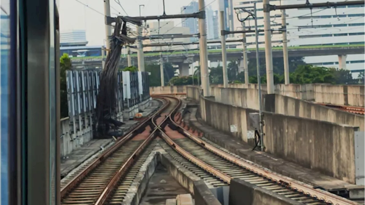 Detik-detik Crane Pembangunan Gedung Kejagung Jatuh Menimpa Jalur dan Kena Kereta MRT