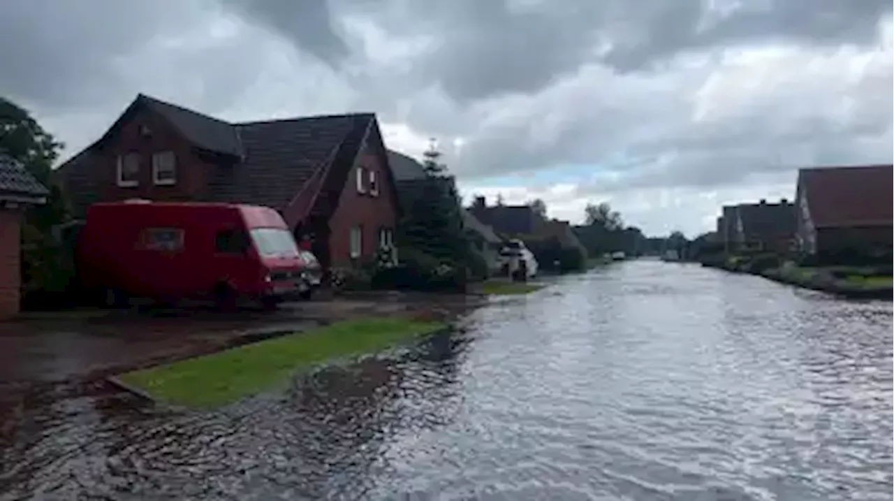 Straßen nach Starkregen in Norden unter Wasser