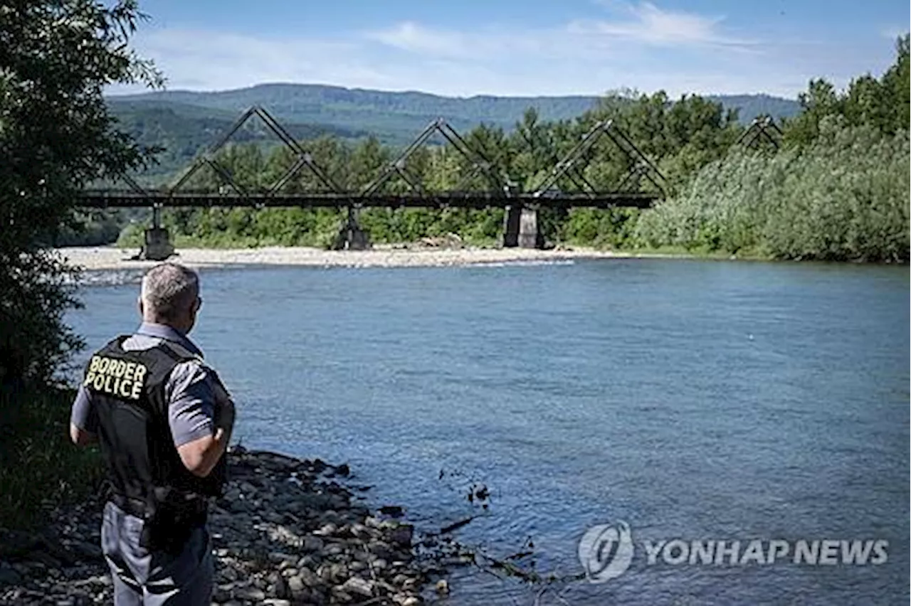 목숨 걸고 강 건너는 우크라 남성들…병역 피하려 국경 넘어