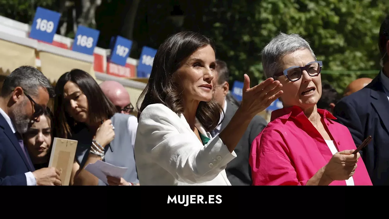 La reina Letizia, protagonista de la Feria del Libro de Madrid con un top troquelado