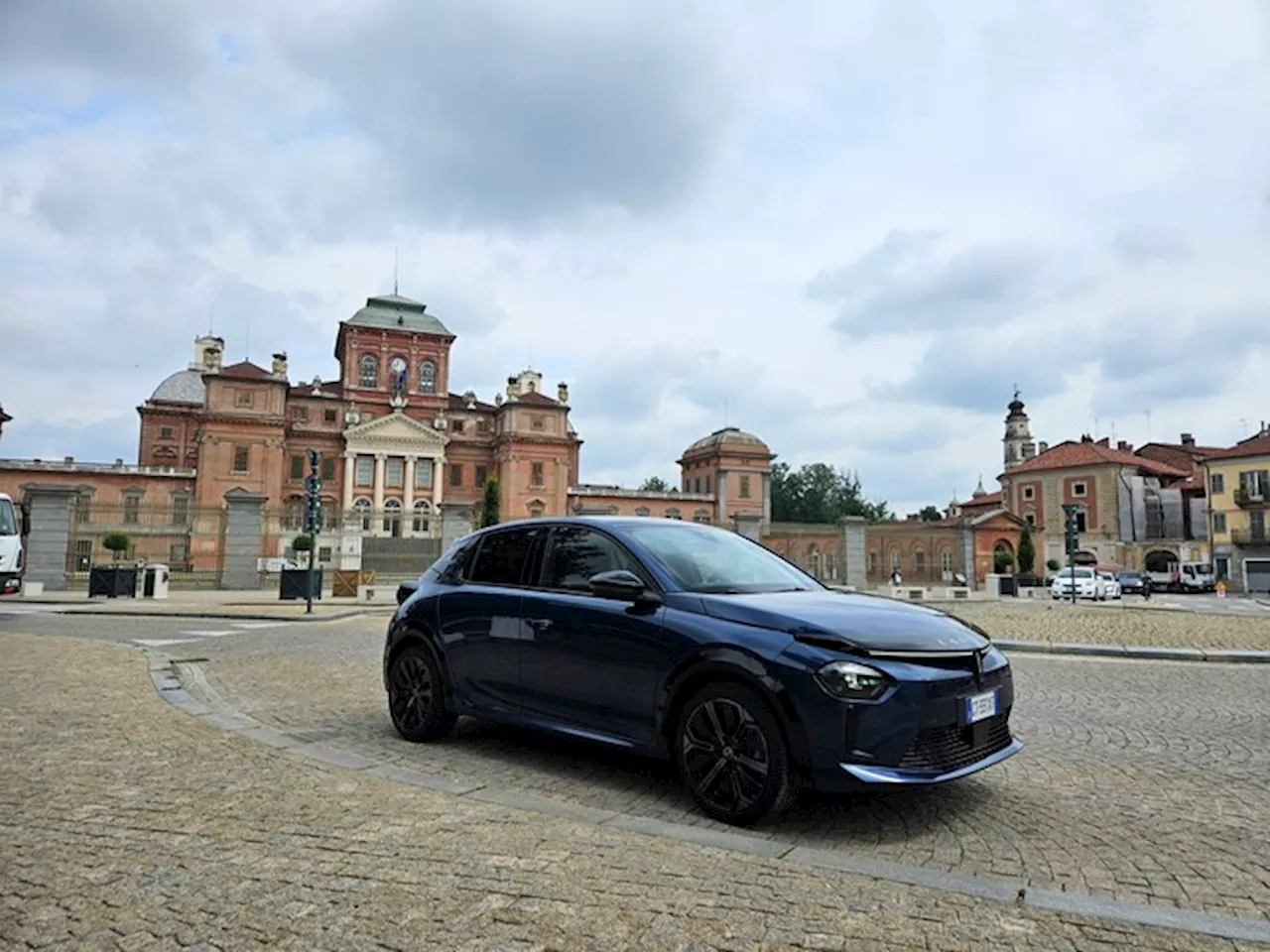 Nuova Lancia Ypsilon, la prova dell'elettrica e della ibrida