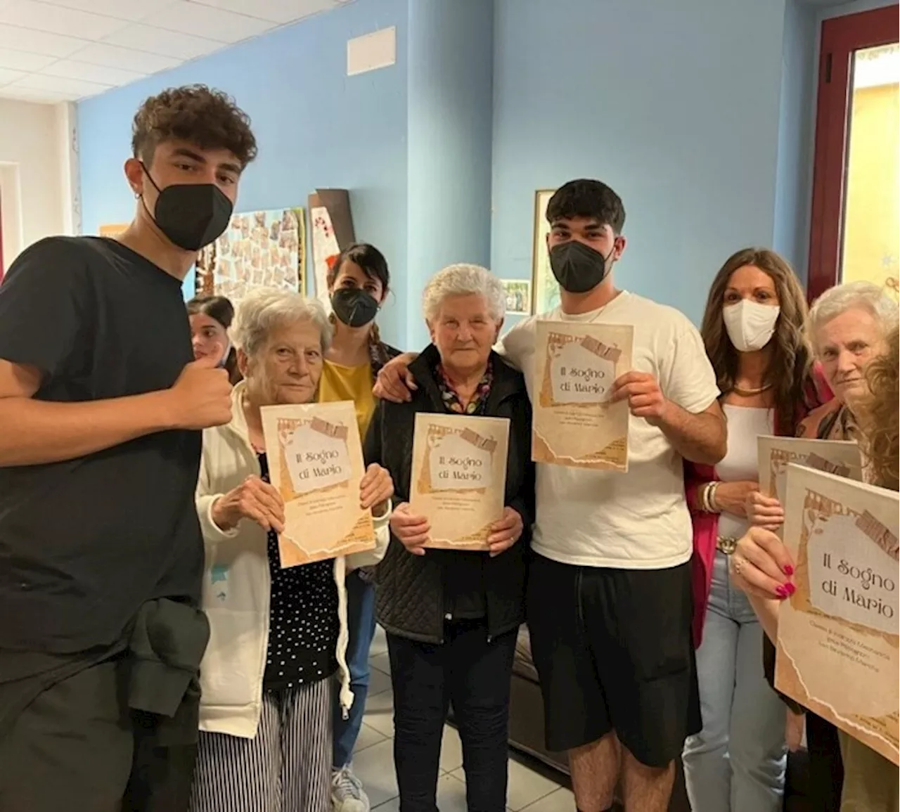 Studenti realizzano un libro a fumetti ispirato dai racconti degli anziani