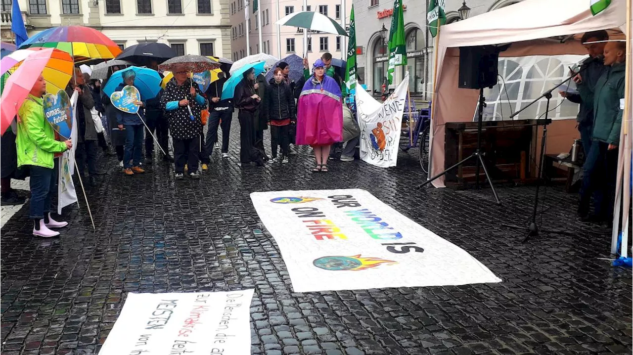 Fridays for Future streikt im Augsburger Dauerregen für das Klima