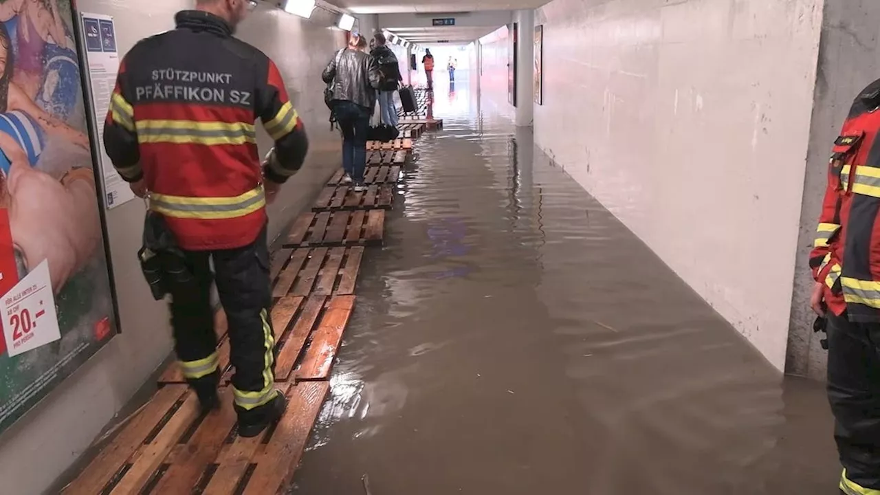 Bahnhof im Kanton Schwyz unter Wasser ++ Dauerregen lässt Flüsse anschwellen