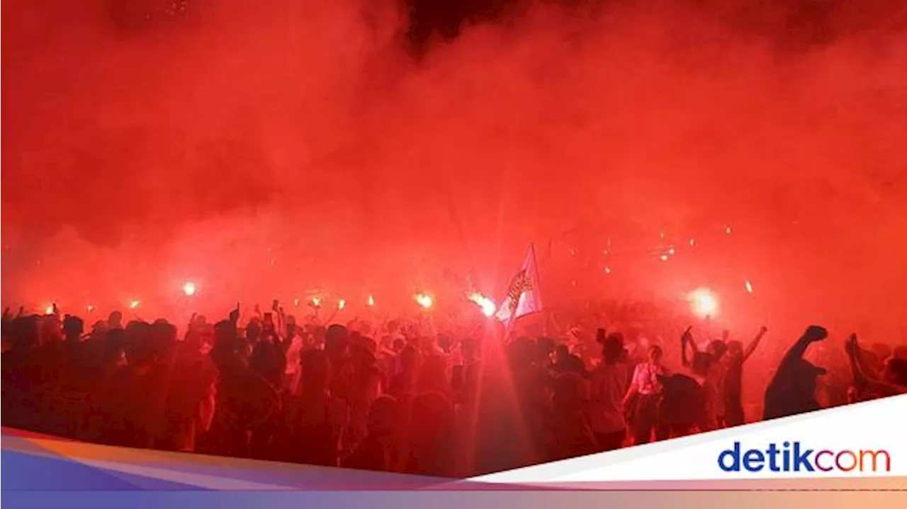 Tangis Haru Bobotoh Rayakan Persib Juara Liga 1