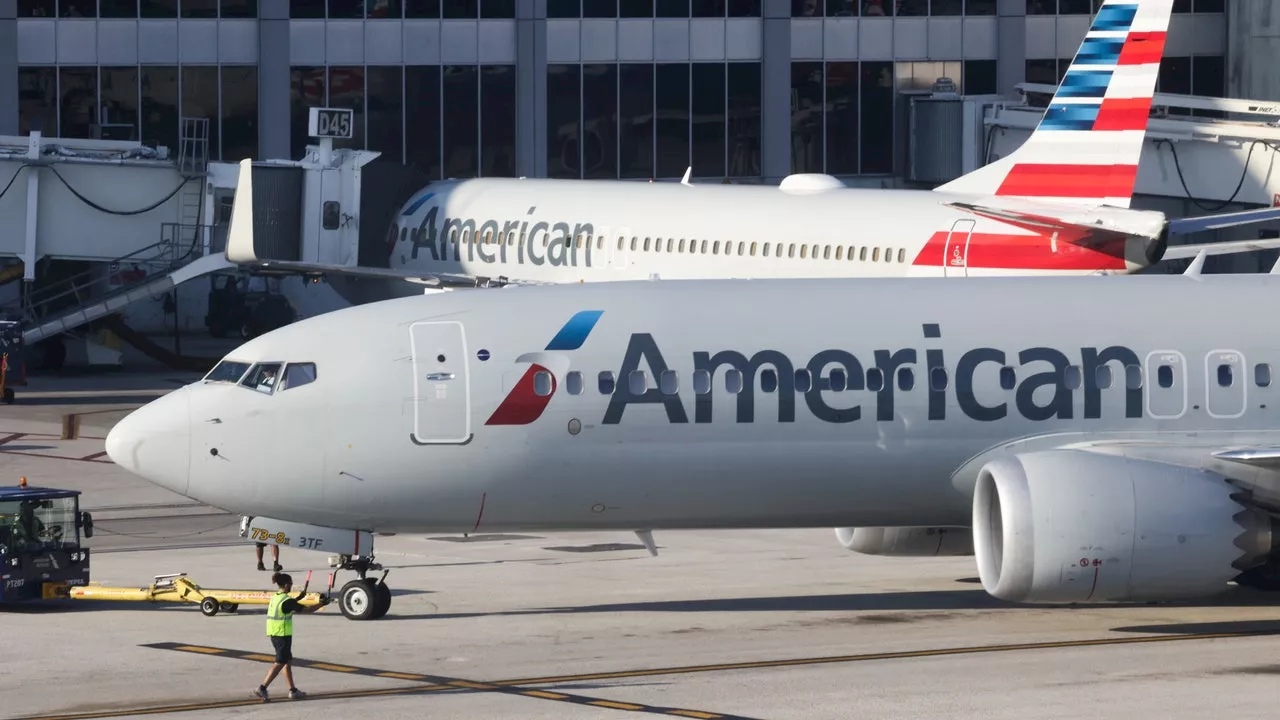 8 black men removed from American Airlines flight for body odor, lawsuit claims